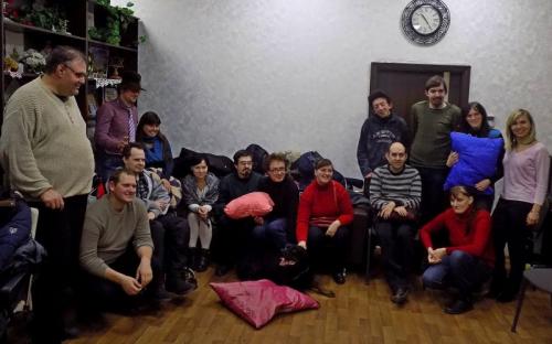 Петр Полященко, кинолог Центра обращения с животными шил лежаки вместе с особенными людьми, участниками проекта " Шаг к независимой жизни" 